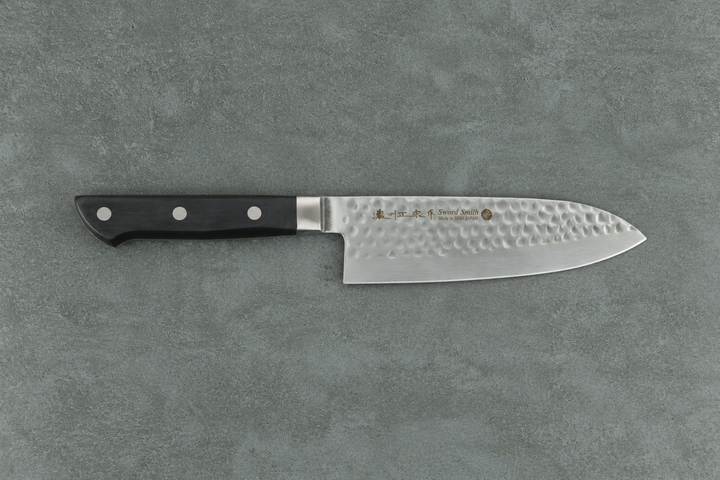 Santokumesser mit gewalzter Klingenoberfläche