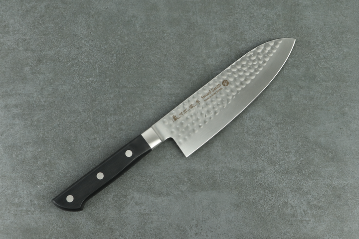 Santokumesser mit gewalzter Klingenoberfläche