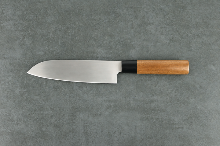 Santokumesser aus Japan mit dunklem Holzgriff