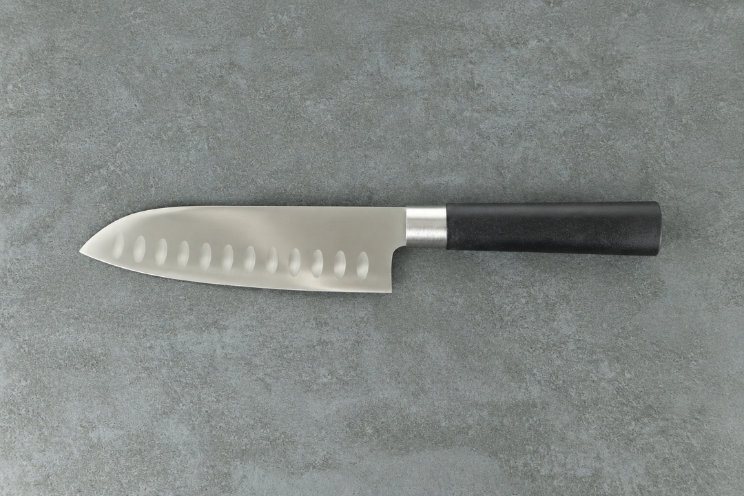 Santoku mit Kullenschliff und schwarzem Griff