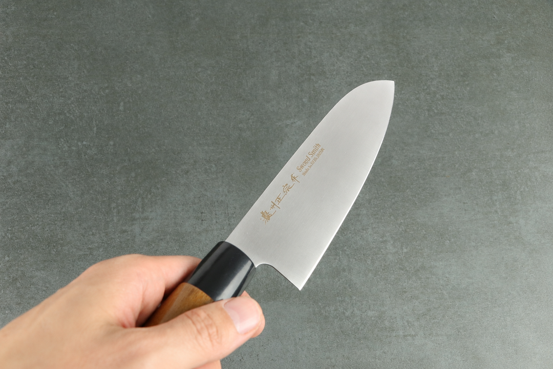 Santokumesser aus Japan mit dunklem Holzgriff
