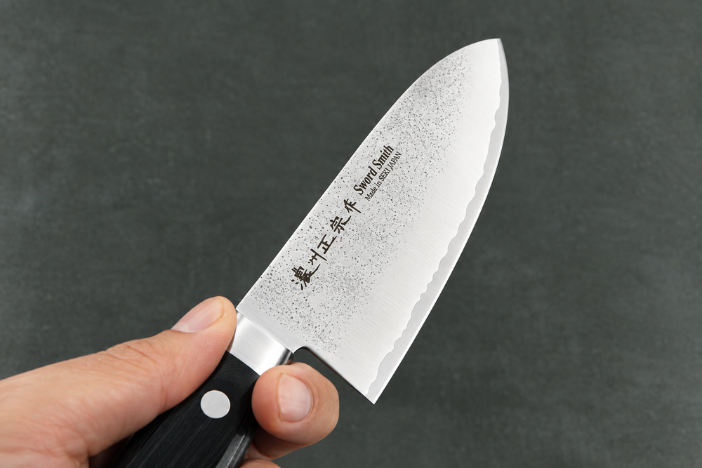 Detailaufnahme der 17 cm Santokumesser-Klinge mit Nashiji-Oberfläche und Kanji-Gravur