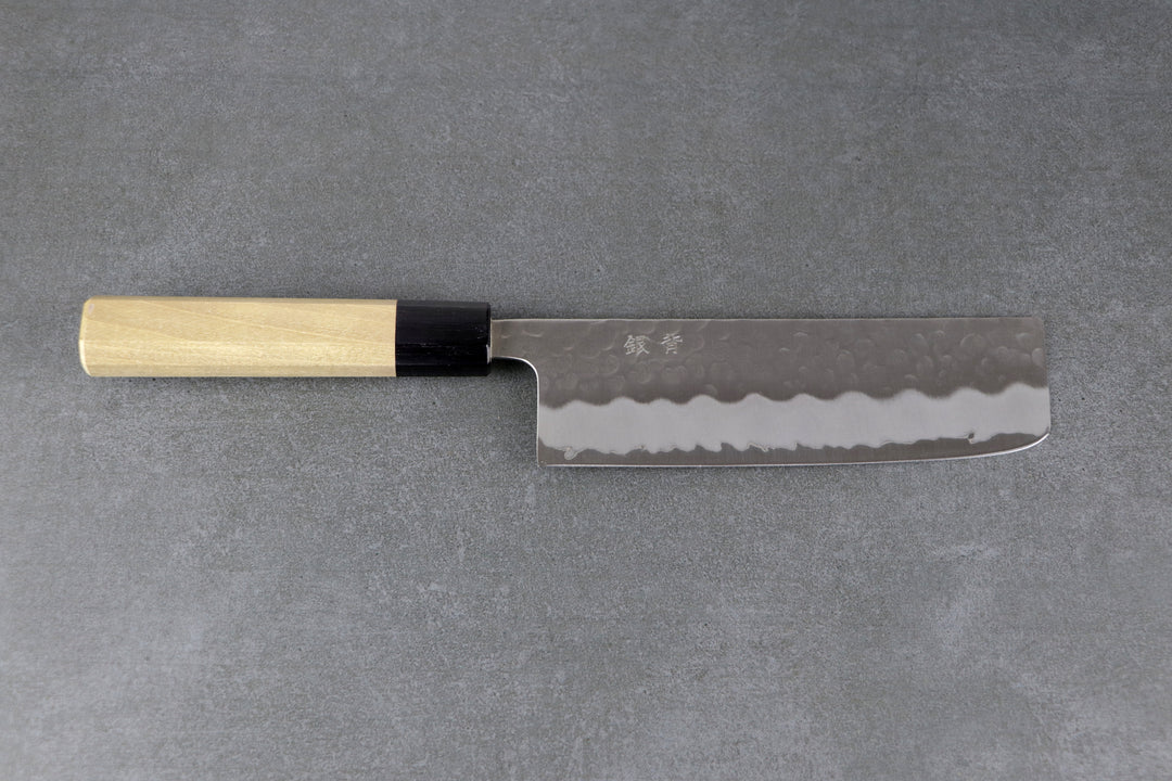 Japanisches Messer liegend mit Holzgriff und japanischer Klingenform