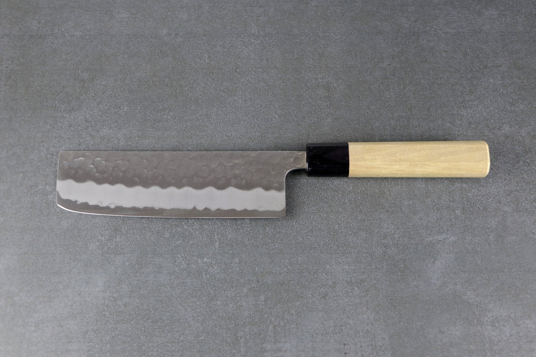 Nakiri japanische Messer, Klingenansicht und heller Holzgriff mit schwarzer Zwinge
