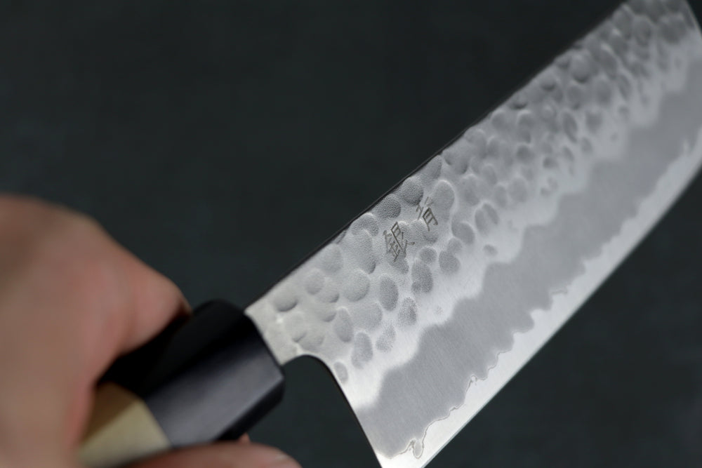 Japanisches Messer Detailansicht der Klinge und Gravur