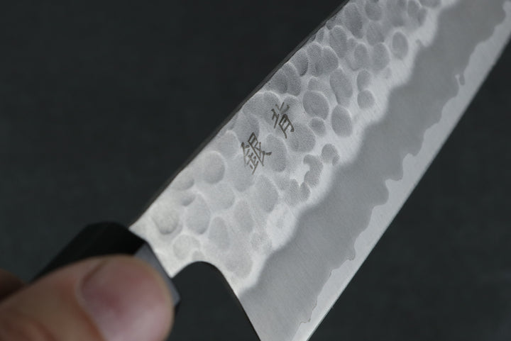 Japanisches Messer mit Gravur und handgeschmiedeter Klinge