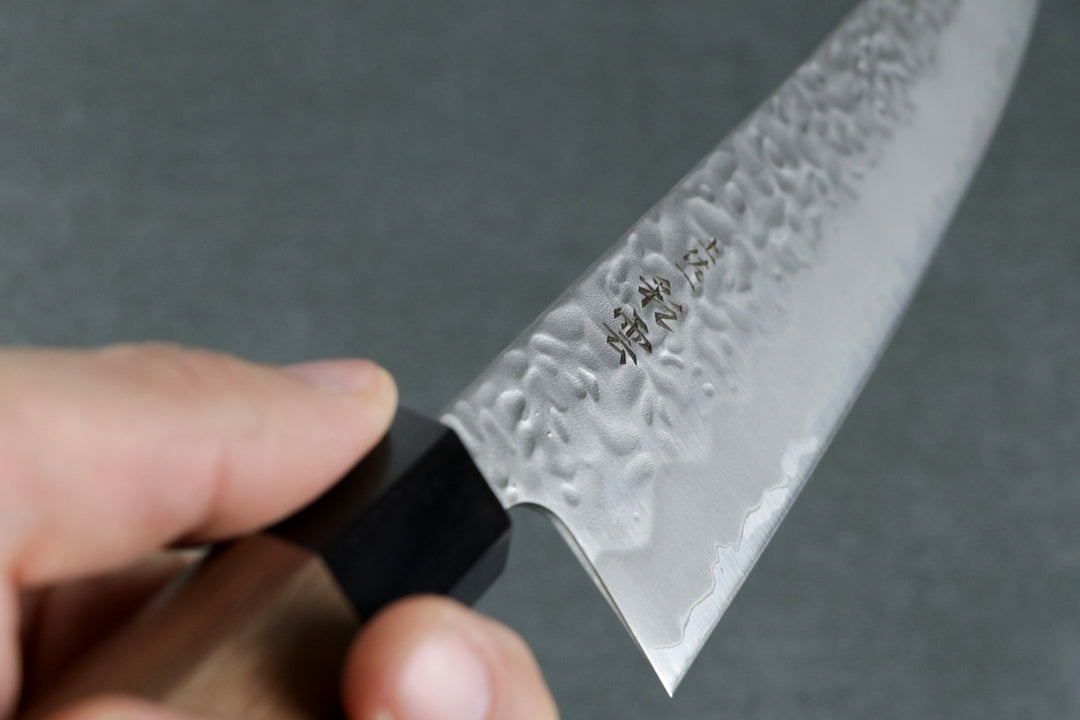 Japanisches Messer Detailansicht der Gravur und Klinge
