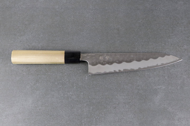 Japanische Messer Typ Gyuto Gesamtansicht mit Holzgriff und gehämmerter traditioneller japanischer Klinge