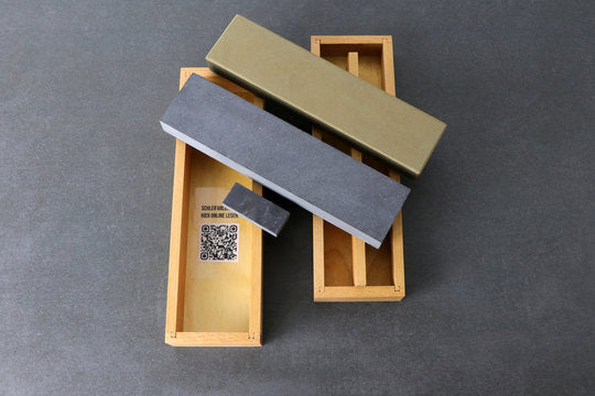 Set de pierres à aiguiser Basic dans une boîte en bois avec deux pierres individuelles à grain fin et ultrafin